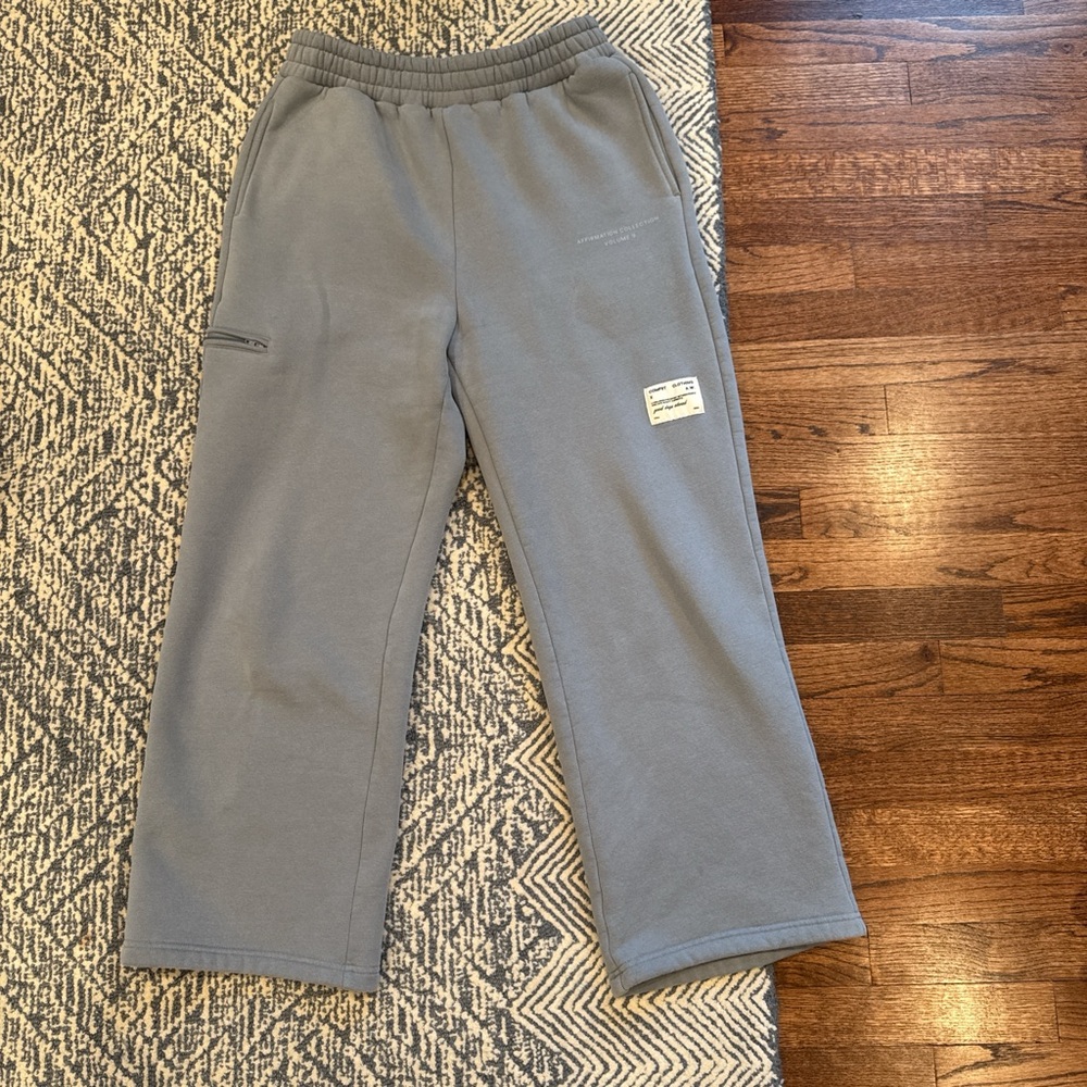 Comfrt grey/fog blue sweatpants.